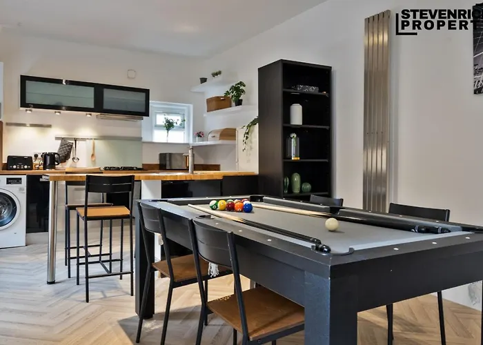 Pool Table High End 2-Bedroom Apartment